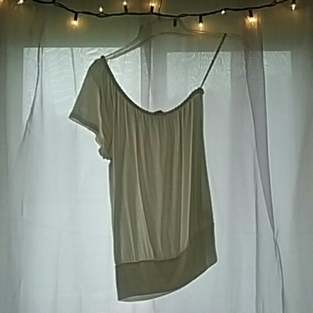 A cute one sleeve shirt